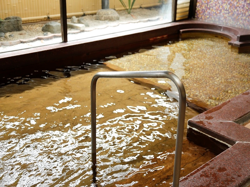 湯舟に入るときには、手すりもございます。(段差はございます)