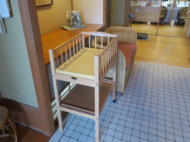 大浴場にはベビーベッドやおむつごみ箱も設置しています