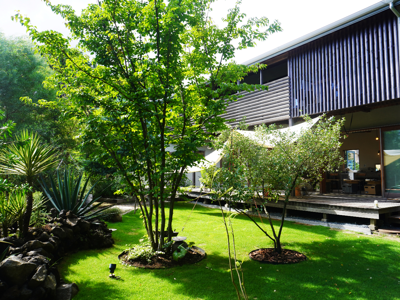 緑溢れるプライベートな雰囲気のある空間での陶芸体験。お客様一人一人の時間を大切に考えております。