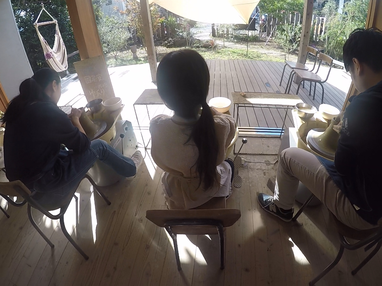 清潔感溢れるアトリエで土遊び体験                        音楽や小鳥のさえずりを聞きながら ゆっくりした時間が流れます