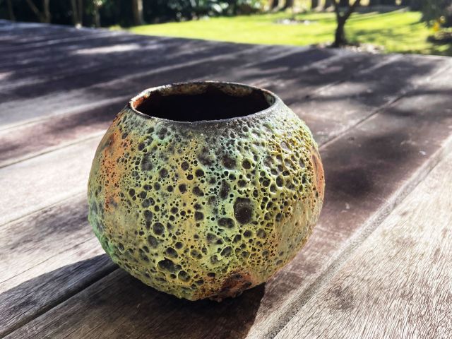 オリジナル溶岩釉 陶芸体験でOPで選べます。アガベなどの多肉用植木鉢などをクールに仕上げたい場合におすすめ。3,400yen/個  他の釉薬は500円で選択可