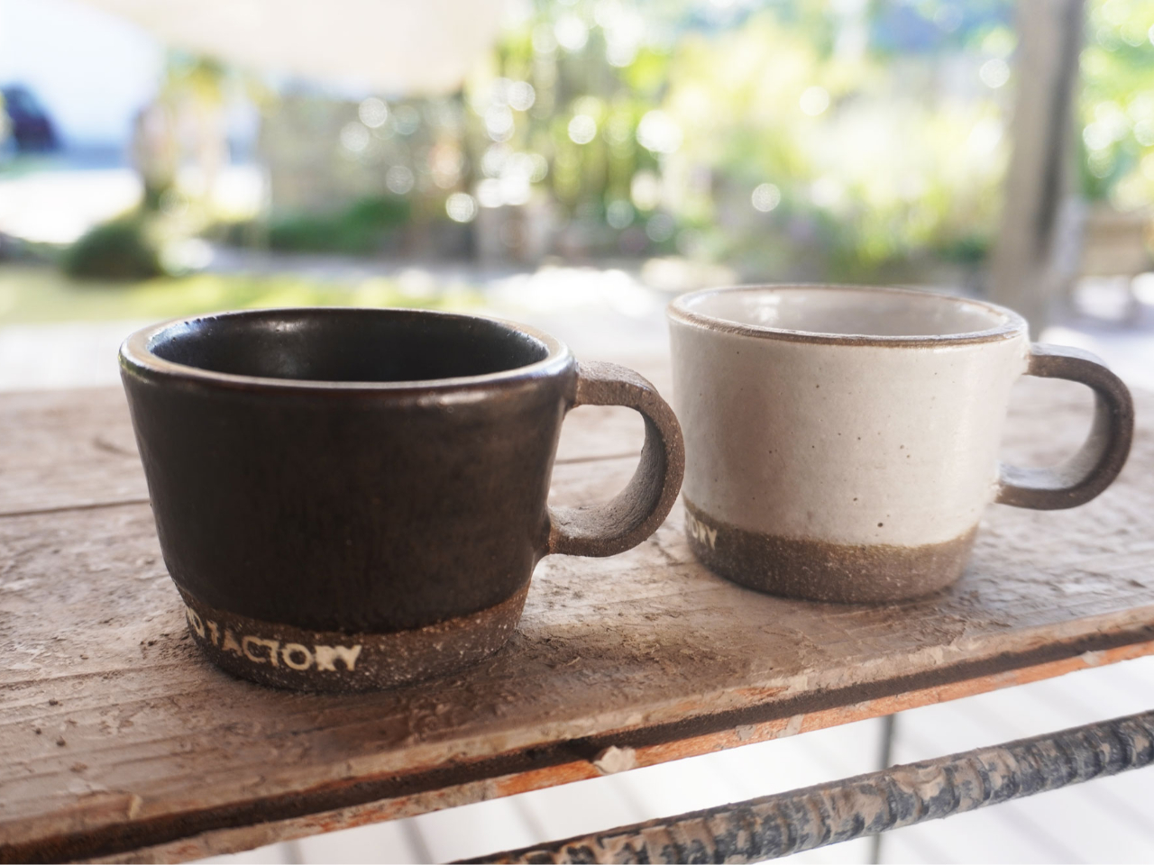 写真はハンドル部の釉薬をつけていないサンプル。右は縁の部分も釉薬を抜いています。MONO FACTORYの刻印は希望があればどうぞ☆