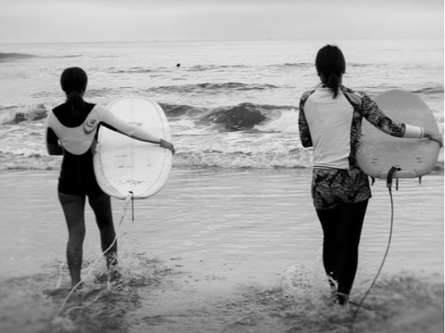 NSA(日本サーフィン連盟)公認指導員とISA(国際サーフィン連盟)公認レベル1インストラクター資格を保持する女性インストラクターも在籍しております。