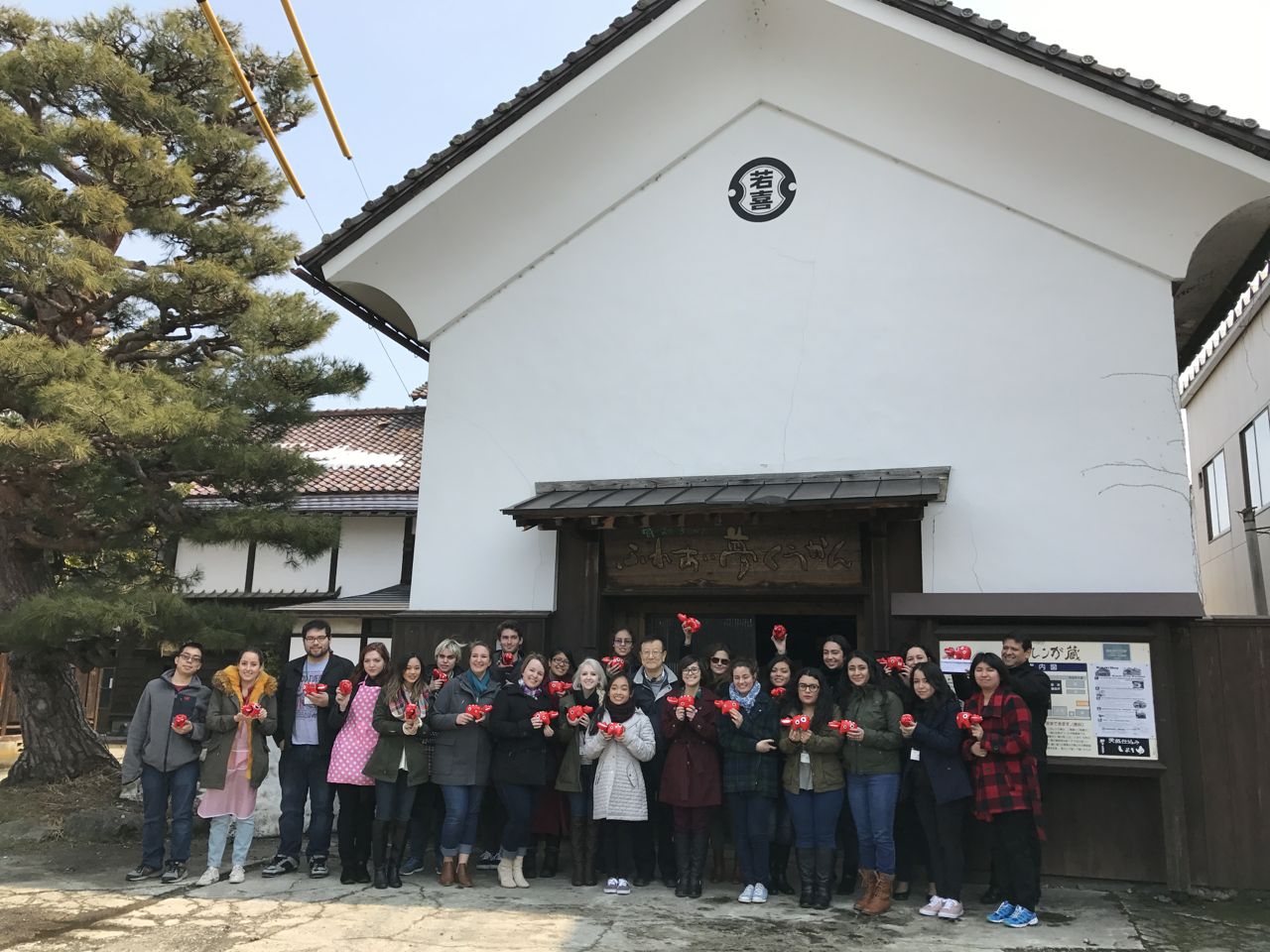 体験会場は蔵の中で行います。外国人の方も大勢ですね