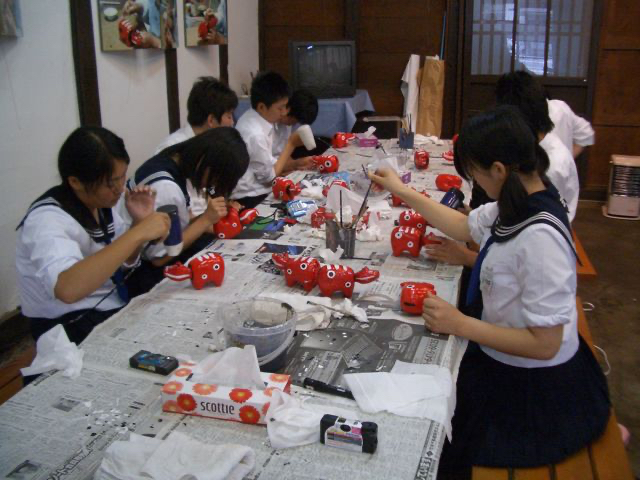 教育旅行でグループ絵付け体験をされています。喜多方は安全安心に町中を歩いてラーメンを食べながら体験が出来ます。