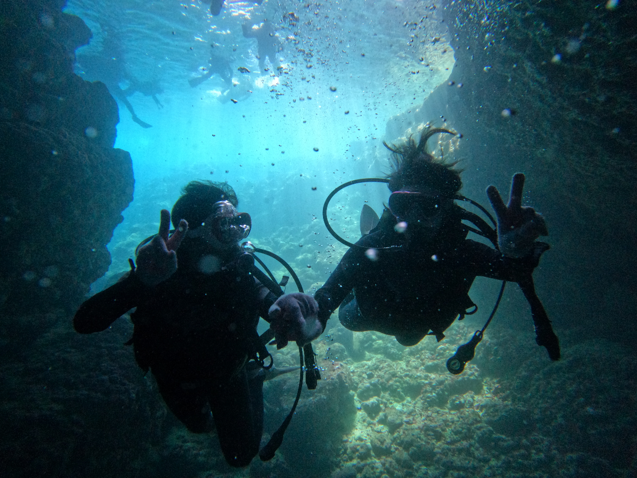 洞窟内に泳いで入って行きます