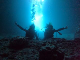 幻想的な青の世界に包まれる