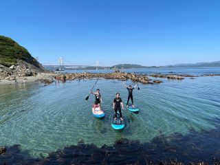 鳴門大橋をバックに綺麗な海でSUP体験しましょう。