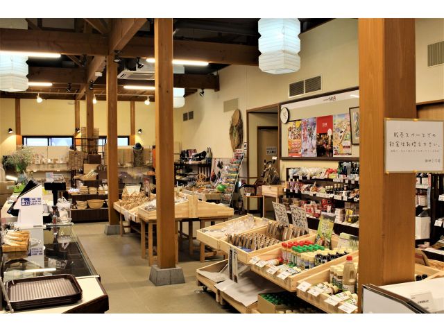 店内には、地元のお母さんやお父さん自慢の野菜や手づくり商品がたくさん!7月〜10月には昭和村の特産品「かすみ草」も販売します