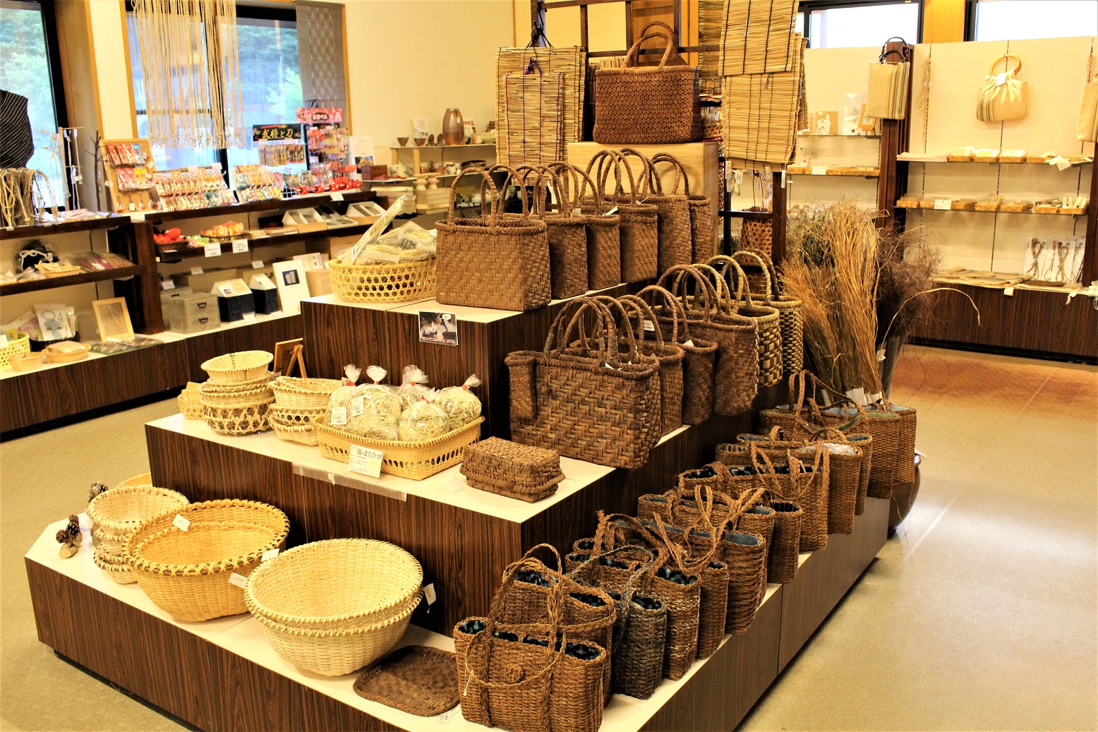 ここでしか手に入らない「山ぶどう・くるみ・またたび」などのバックや籠も人気です!あなただけのこだわりの逸品がみつかるかも(o^―^o)