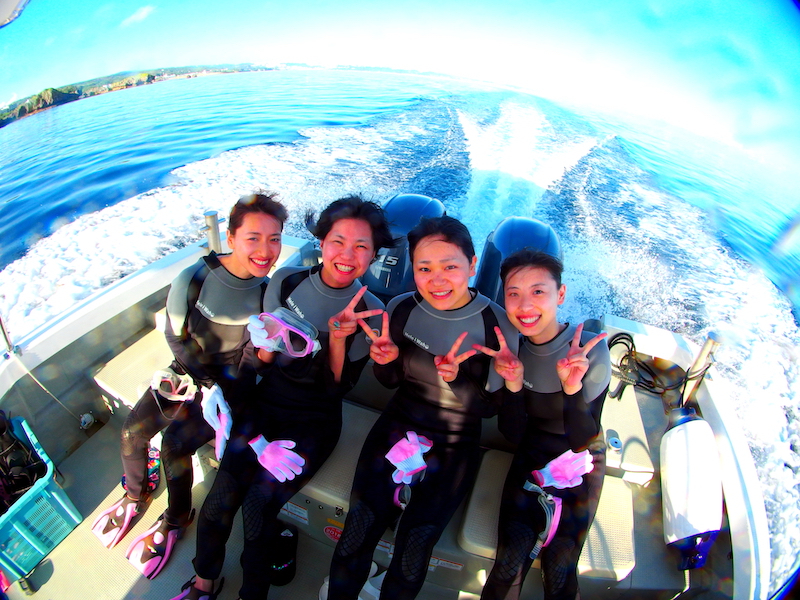 自社専用ボートで移動します。ダイビングの重い器材は全てボートが運ぶので体力に自信のない女性もパラセーリングまでしっかり楽しめます。