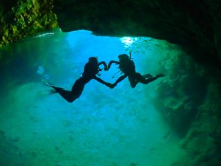 店舗に集合しウェットスーツに着替え、器材の使い方を説明します。何でも気軽に質問ください♪泳げなくても子供でも参加できるようにサポートいたします!目指せ青の洞窟!