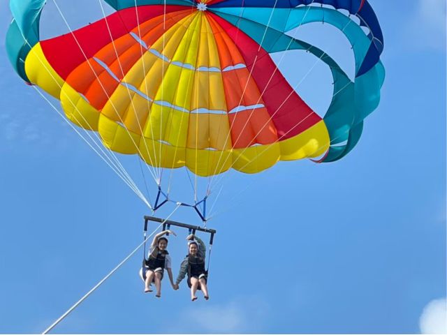 目の前に空と海が広がる絶景パラセーリングは沖縄最高の思い出になること間違いなし!
