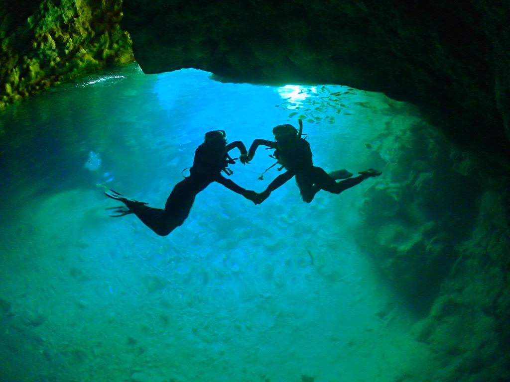 青の洞窟のお写真はインストラクターにお任せください。綺麗に撮影します!データも当日LINEでまるごとプレゼントしています。