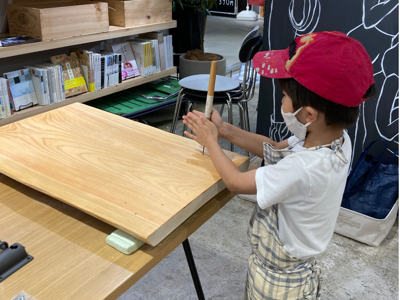 中古美品一枚板ローテブル木製 幅約151.5cm、奥約85.5cm、高約33cm 三重・四日市】＼アウトドアを好む方、サイドテーブルが欲しい方、木工