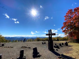 群馬県と長野県の県境にある「見晴台」からは妙義山、八ヶ岳、南アルプスのパノラマが広がります。