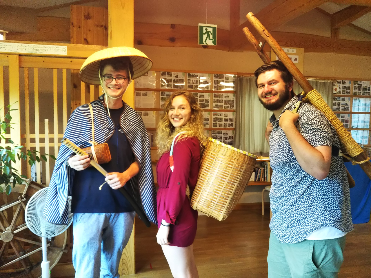 ���R���U�X�������قł͒��R���̕����G��Îʐ^�A�Ó���Ȃǂ��W������Ă��܂�