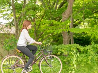 軽井沢の森と別荘地を森林浴サイクリング