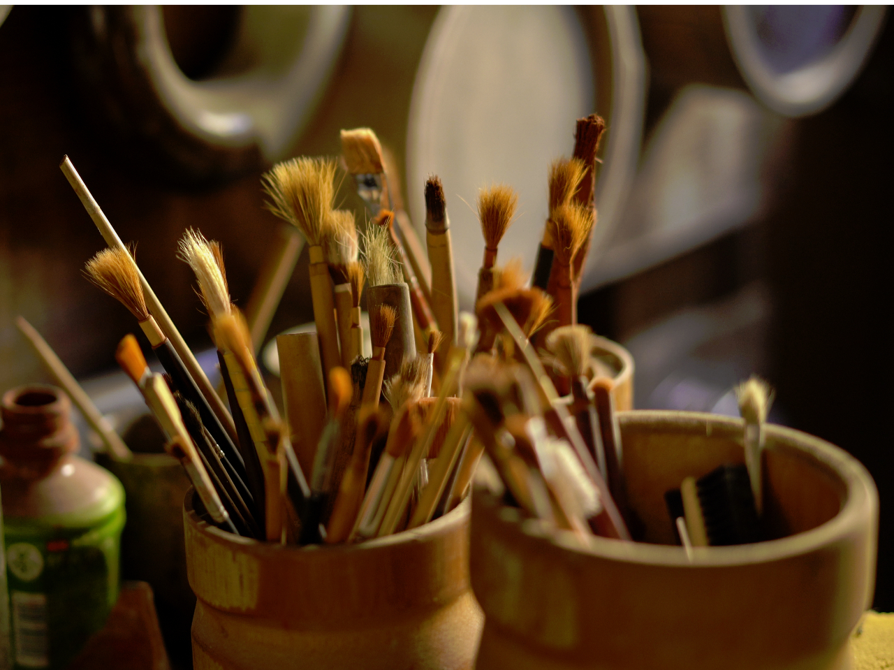 絵付け体験先に作られた貯金箱に絵付け体験の画像です。湯呑・お皿に 自由な絵付けが出来ます。