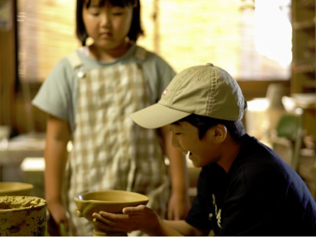 ロクロ・手びねり体験ともに今岳窯では土もみから体験していただきます焼き物は20%収縮します。その時、大敵なのが「空気」。土もみは この空気を抜くのが目的です