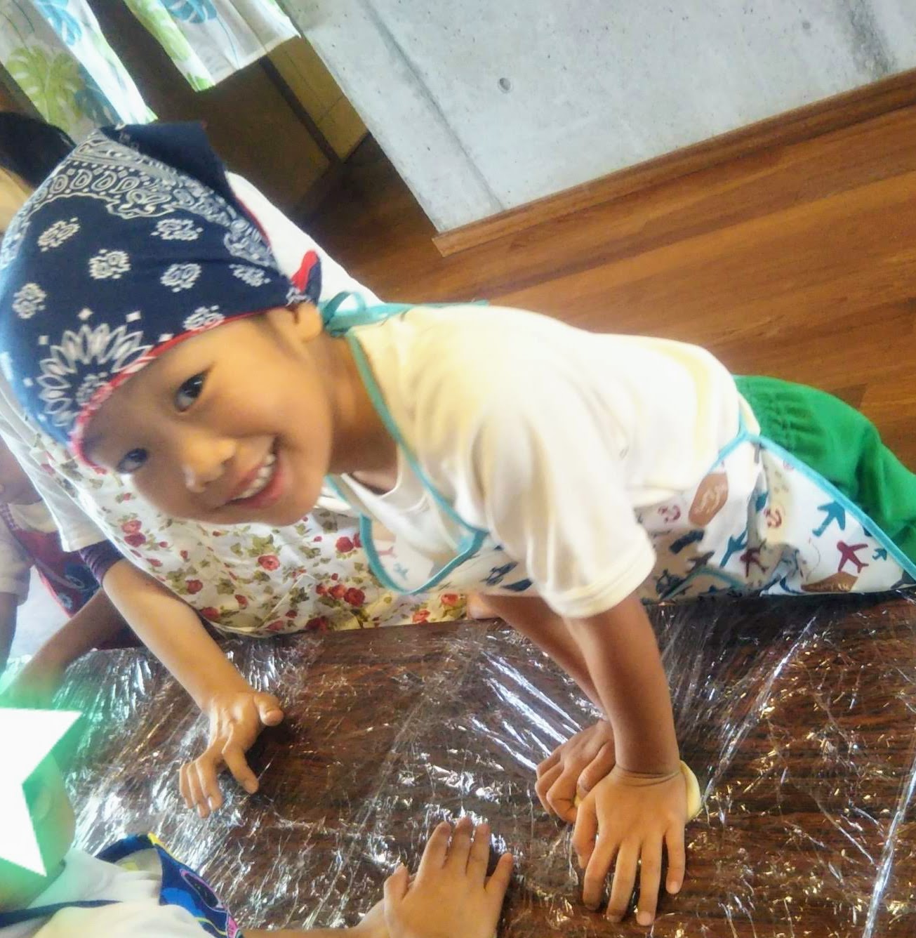 生地をこねるのは、粘土みたいで楽しい♪お子様も楽しく美味しく出来ますよ!