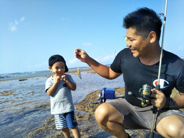 初めての生きた魚に大興奮♪