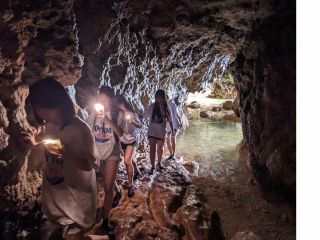 干潮の時だけに歩いて行ける洞窟を探検!