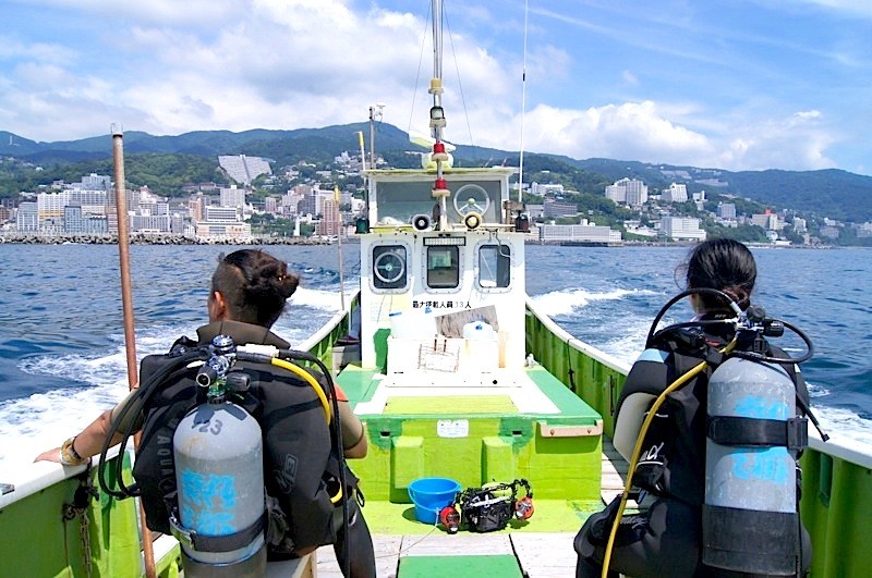 大きな船で楽ちんポイントまでは座って移動します。