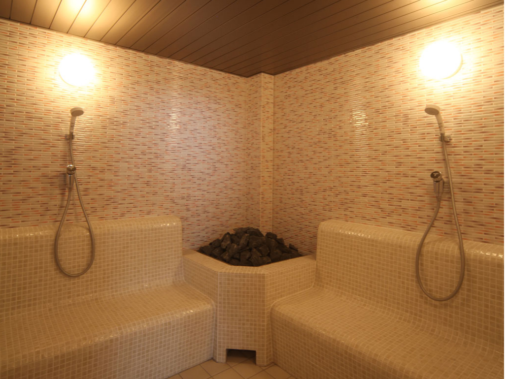 <大浴場『ゆのか』右の湯>スチームサウナ 40〜50℃と低めですが高温蒸気が湿度を高めじっくりと発汗。美肌やデトックス効果も期待◎タイルを清潔に保つシャワーあり