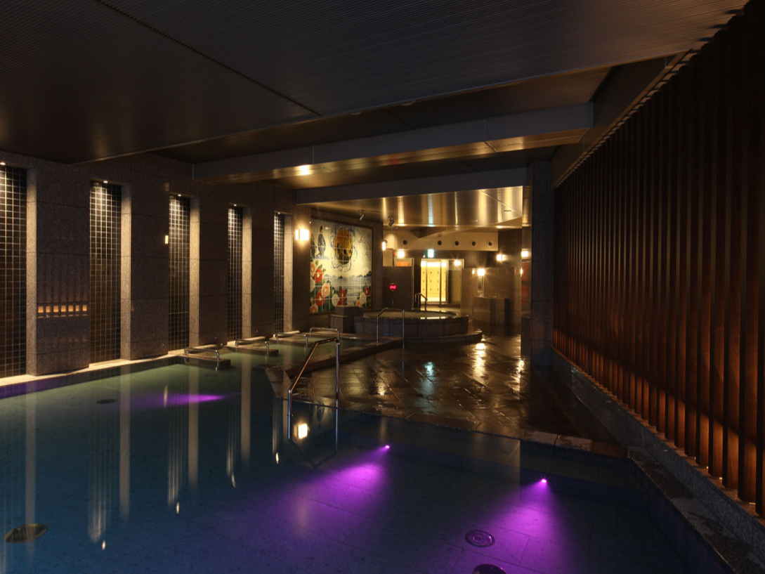 <大浴場『ゆのか』左の湯>広い浴槽には湯口から源泉かけ流しの道後温泉の引湯。夜はLED照明の水中ライトアップも♪