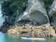 船で島を巡ったあとは、SUPで無人島へ。