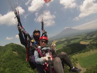 タンデムパイロットに操縦はお任せ♪ 春の富士山もきれいに見えますよ〜!