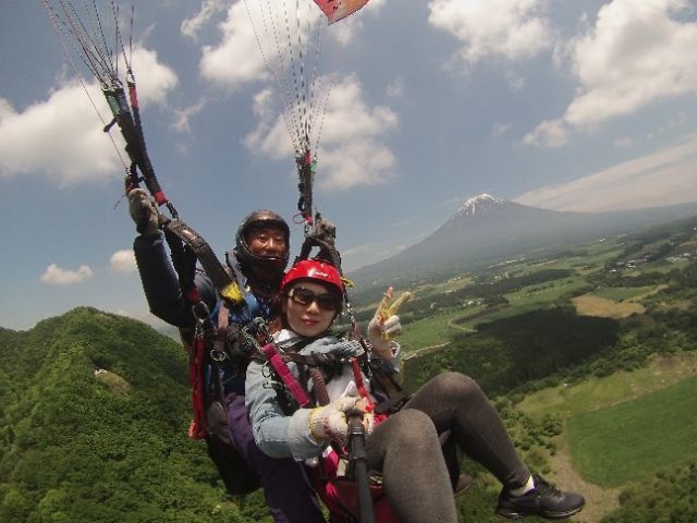 タンデムパイロットに操縦はお任せ♪ 春の富士山もきれいに見えますよ〜!