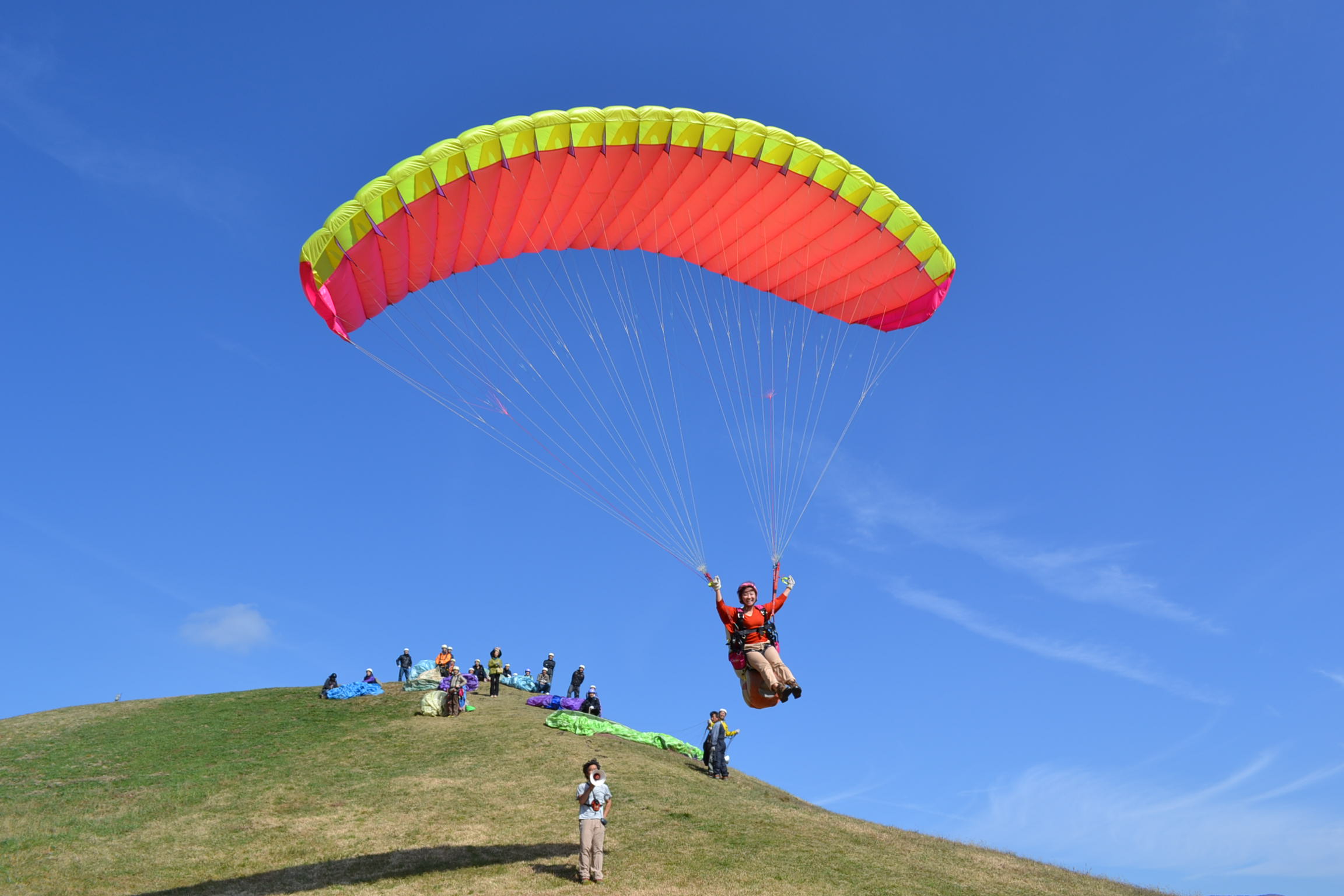 高低差約22mの小山を利用して一人で飛ぶ楽しさを体験!