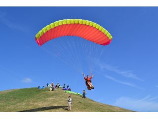 高低差約22mの小山を利用して一人で飛ぶ楽しさを体験!