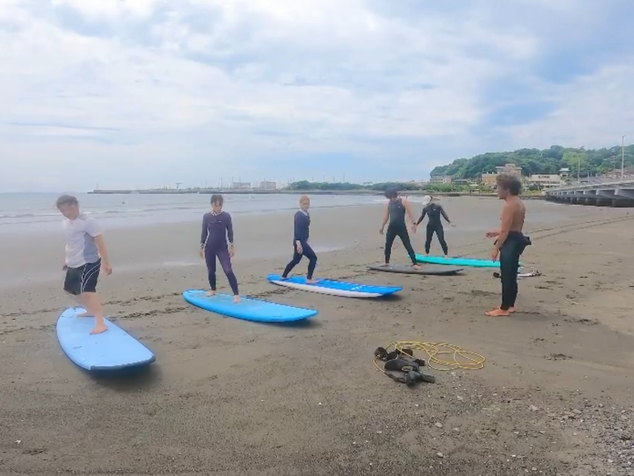 まずは陸上でテイクオフの練習です♪