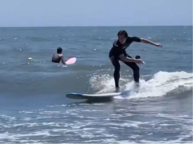 慣れてきたら自分でパドリングしてテイクオフ!