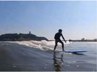 江の島を眺めながら、素晴らしいロケーションでサーフィンが出来ますよ♪