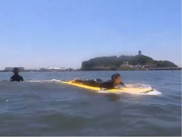 初めはインストラクターが波に合わせて押してくいれます♪