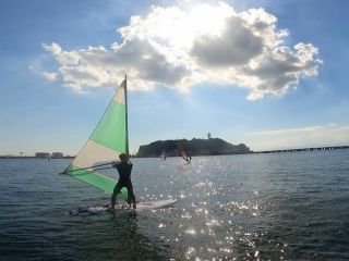 海上をスイスイ走るウィンドサーフィンを楽しみませんか?