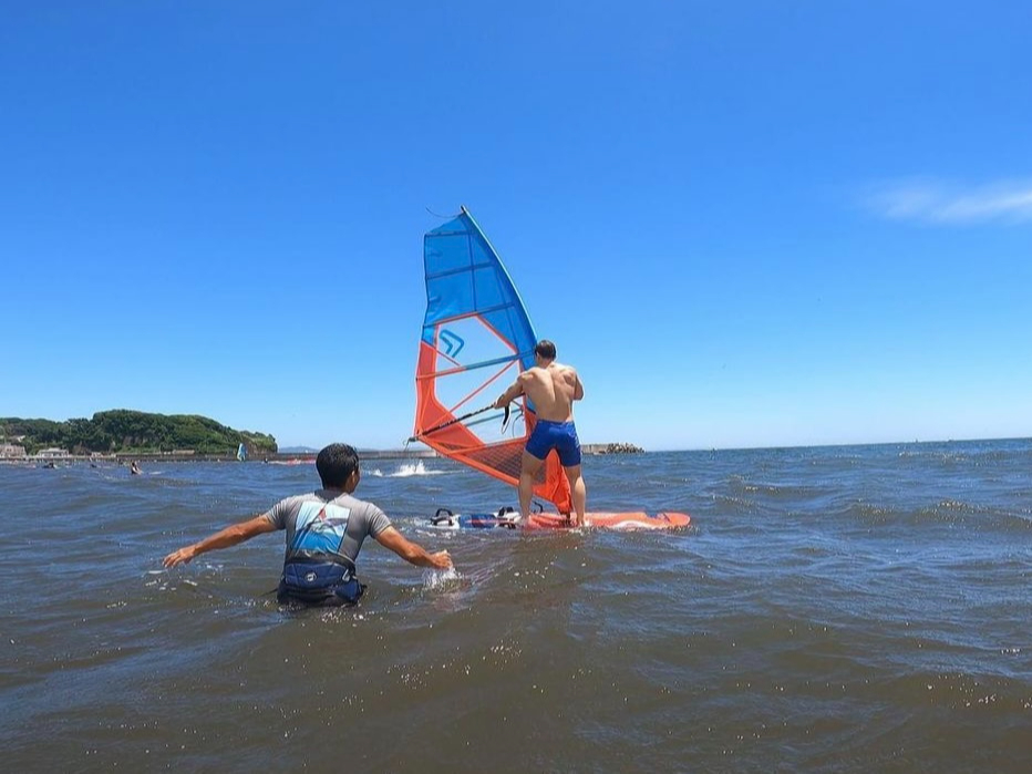 陸トレが終わったら海へ、立てるまで近くでサポートしてもらえます♪