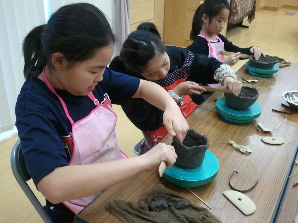 本格的な手回しロクロを一人一台準備致します。