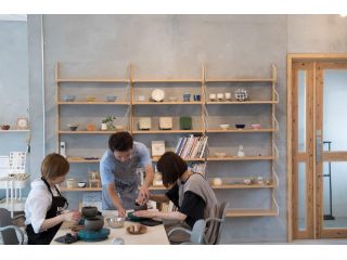 初心者の方やお子様でも作れる体験コースです。本格的な手回しろくろを使います。