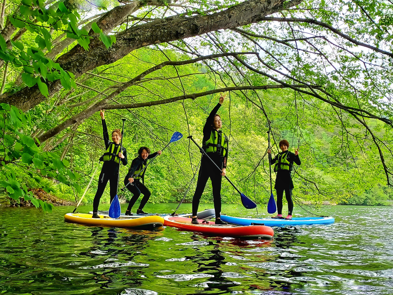 当ツアー人気No.1のSUP(サップ)体験ツアー!湖だから穏やかで透明度は最高8m、漕ぎ方、乗り方の丁寧なレッスン&ガイド付きで初めてでも安心です♪