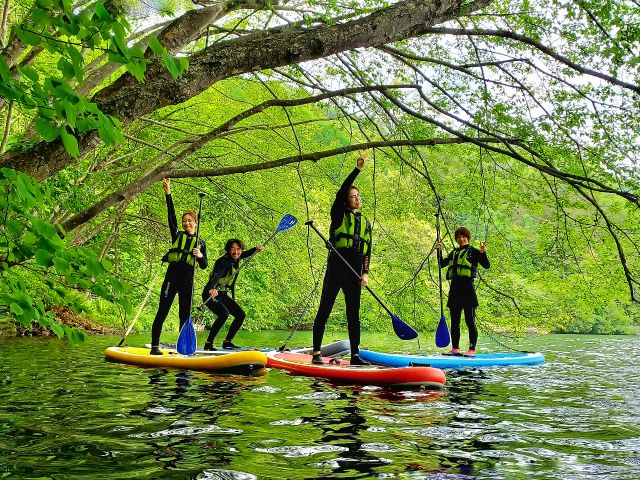 当ツアー人気No.1のSUP(サップ)体験ツアー!湖だから穏やかで透明度は最高8m、漕ぎ方、乗り方の丁寧なレッスン&ガイド付きで初めてでも安心です♪