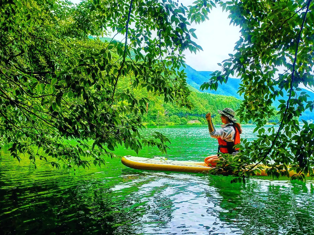 慣れたら湖クルージングに出発!ツリーのアーチをくぐったり楽しいですよ♪
