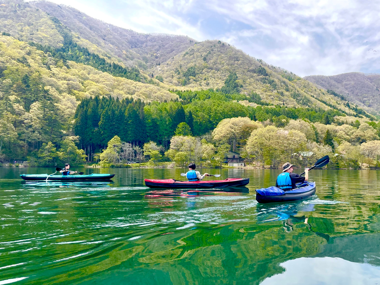 初めてカヤックを楽しむ人でも、簡単操作で安定感のあるカヤックです。 体力に自信のない人は二人乗りで楽々クルージングを楽しめます。