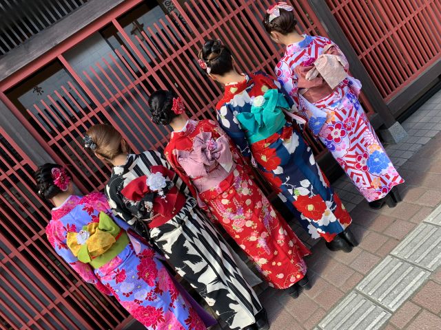 着付師は全員資格取得者です。楽な着付けを心掛けています。帯結びも様々に楽しめます。