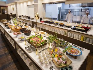 【ビュッフェ】目の前のオープンキッチンで出来上がるお料理をお楽しみください。