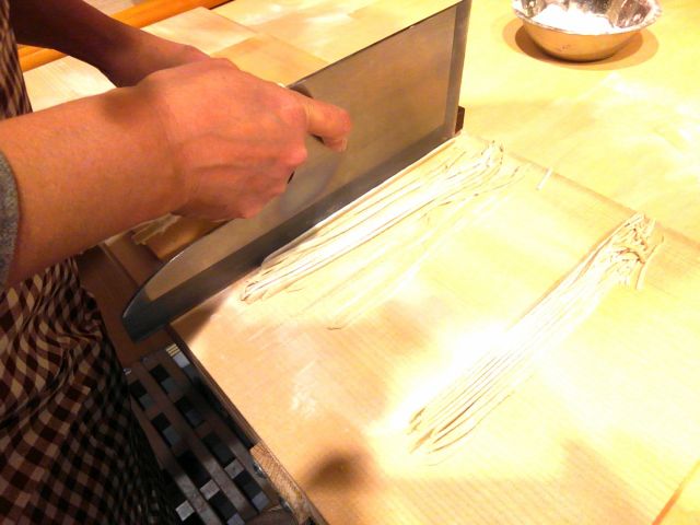 そばを切っているところです